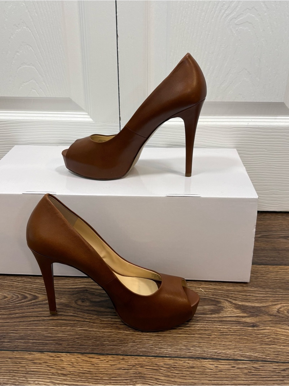 GUESS Cognac Leather Peep Toe Platform Pumps Heels Size 9 - Picture 3 of 11
